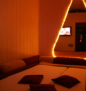 Arabisches Zimmer mit Liegen, Kissen und Lichterkette.